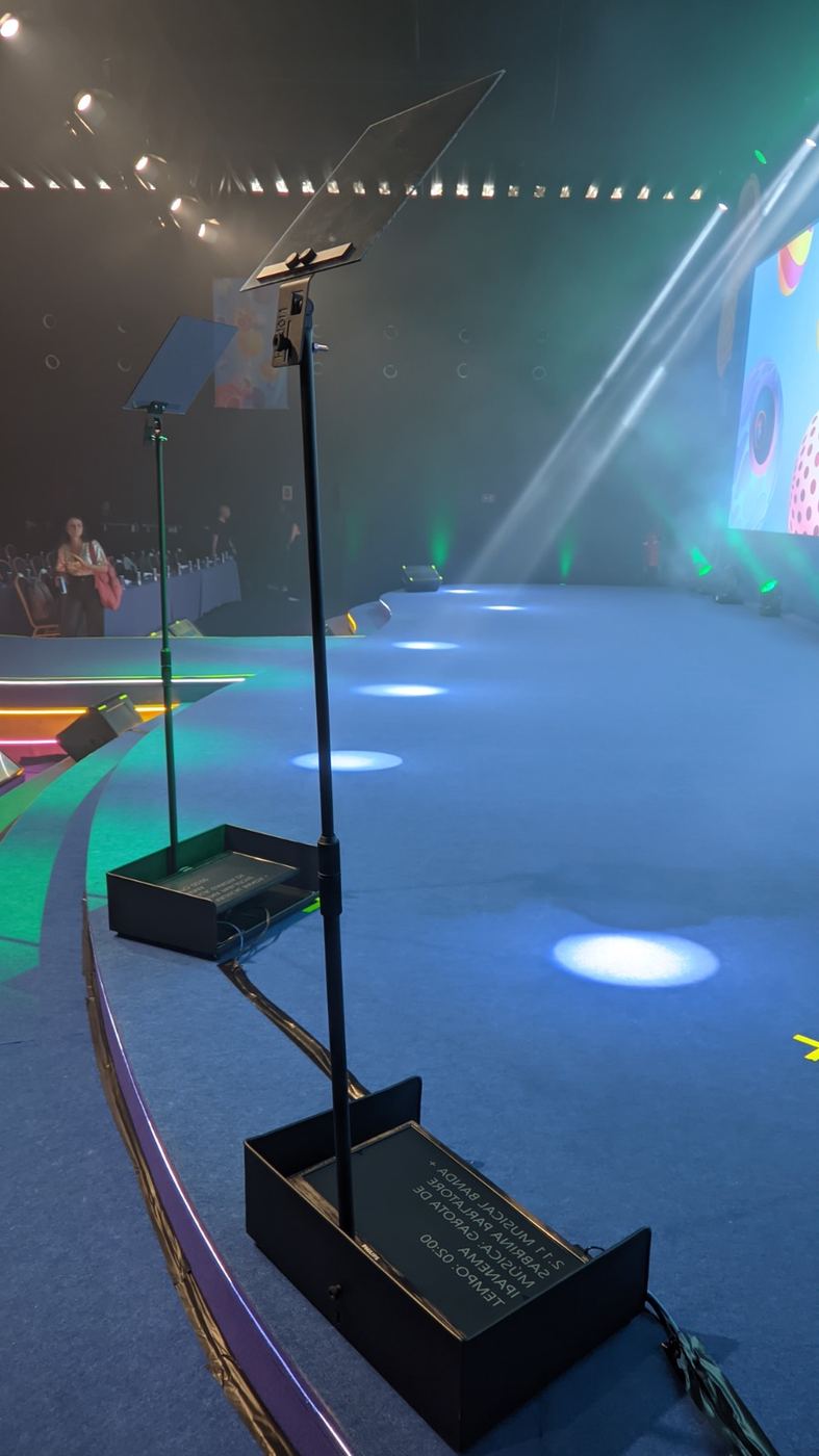 Teleprompters cristal instalados no palco vazio