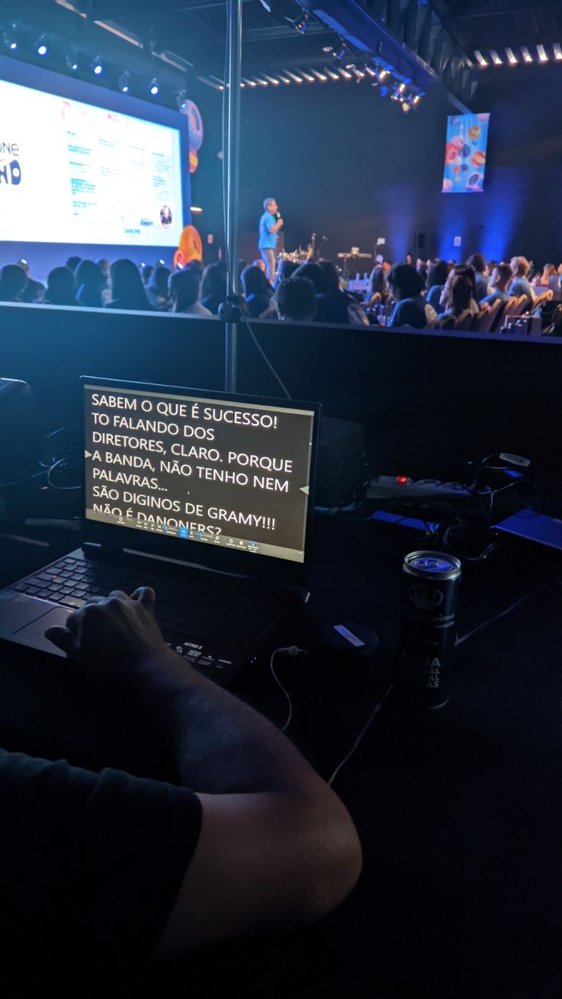 Roteiro no teleprompter durante apresentação